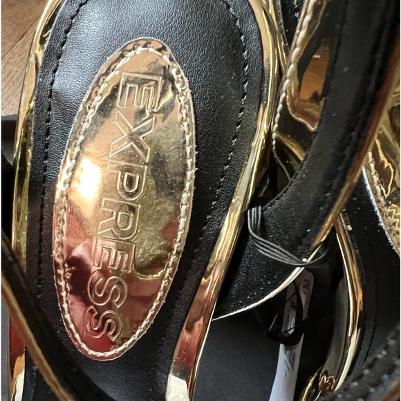 EXPRESS Metallic Rounded Toe
Platform Pumps - Picture 6 of 10